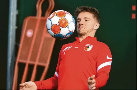  ?? Foto: Ulrich Wagner ?? Den Ball im Blick: Mads Pedersen (vorne) wird wohl gegen Borussia Dortmund in der Startelf des FC Augsburg stehen.