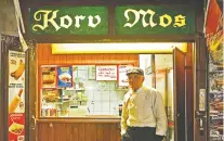  ?? KARIN RIIKONEN ?? Korv Mos Restaurang owner Jovan Lazic has been serving his bratwurst, chorizo and kabanos for more than 30 years.