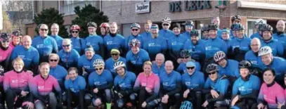  ?? FOTO JAA ?? Sabrina Leys en heel wat leden van haar fietsclub Corso Divo, voor clublokaal café De Leck.