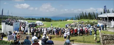  ?? The Maui News / MATTHEW THAYER photo ?? The gallery on the Kapalua Plantation Course’s first hole watches Justin Thomas tee off on Jan. 5