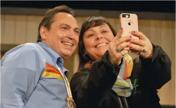  ??  ?? Plusieurs membres de la communauté autochtone d’Eel River Bar ont tenu à se faire prendre en photo, lundi à Dalhousie, avec le chef national de l’Assemblée des Premières Nations du Canada, Perry Bellagarde. - Acadie Nouvelle: JeanFranço­is Boisvert