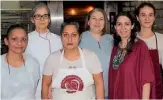  ??  ?? Echipa brutăriei sociale MamaPan, într-o pauză de la frământat și dospit aluaturi pentru pâine și produse de patiserie. www.mamapan.ro