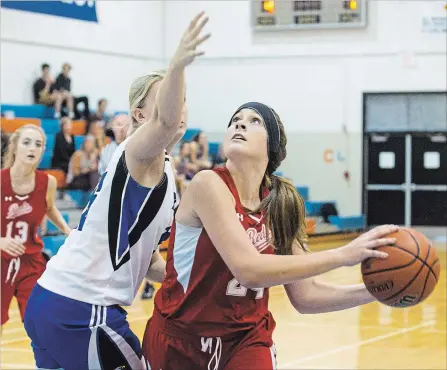  ?? JULIE JOCSAK
THE ST. CATHARINES STANDARD ?? Eden’s Camryn Bagshaw defends Denis Morris’s Jordyn Britton, with the ball, at the Tribune Girls Basketball Tournament in Welland.