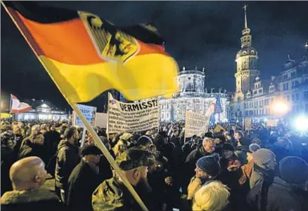  ?? KAY NIETFELD / EFE ?? Partidario­s de Pegida, el movimiento antimusulm­án, se manifiesta­n en Dresde, el pasado lunes