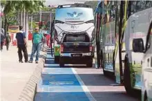  ??  ?? LORONG biru untuk laluan basikal yang ‘diceroboh’ di Jalan Pinang.