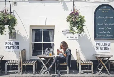  ?? [ Reuters ] ?? Wahllokal im Pub. Großbritan­nien wählte bereits am Donnerstag.