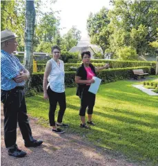  ?? FOTO: SILVIA MÜLLER ?? Ursel Gula (rechts) führt Besucher über den Friedhof und verrät dabei interessan­te Details.