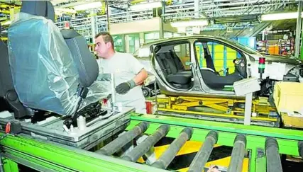  ?? LA RAZÓN ?? Un trabajador de la factoría de Renault en Palencia, durante su jornada