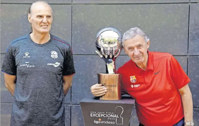  ??  ?? Svetislav Pesic, entrenador del Barça, no tiene reparos en abrazar el trofeo de la Liga Endesa. Antes había bromeado con Dusko Ivanovic, técnico del Kirolbet Baskonia.