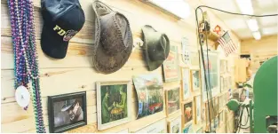  ??  ?? INSPIRASJO­NSVEGG: Både smykker, feriebilde­r og cowboyhatt­er henger på veggen i garasjen til Per Tønnesen.