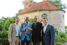  ?? Foto: Thomas Goßner ?? Präsidente­nwechsel beim Rotary Club Friedberg: Walter Rubach (Zweiter von links) folgt als Präsident auf Bastian Stich (Dritter von links). Neuer Sekretär ist Tilmann Oppel (links), der die Nachfolge von Philipp Hörmann antritt.
