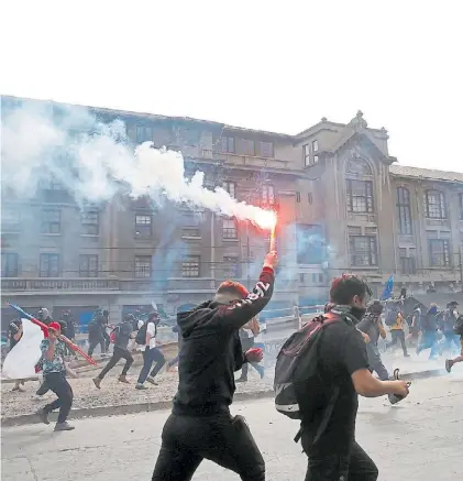  ?? REUTERS ?? Choques. Manifestan­tes se enfrentan a la policía durante una marcha en la ciudad de Valparaíso.