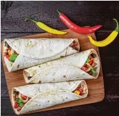  ?? Foto: Fomaa, Fotolia ?? Auch Burritos werden gerollt. Das sind große Teigrollen. In ih nen befinden sich Fleisch und Gemüse, Bohnen und Mais – und gerne auch mal Chili.