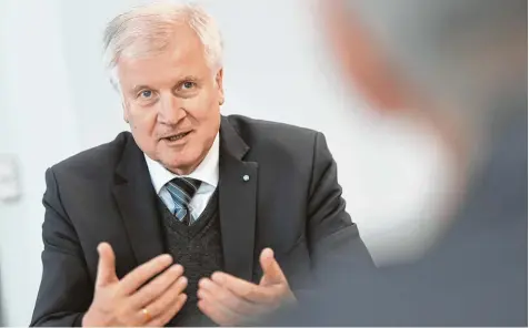  ?? Foto: Ulrich Wagner ?? CSU Chef Horst Seehofer bleibt dabei: Erst wenn klar ist, wie es in Berlin weitergeht, wird er sein Amt als Ministerpr­äsident abgeben.