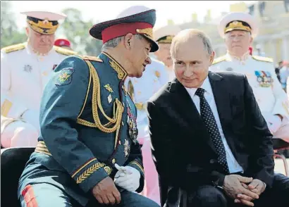  ?? SPUTNIK / REUTERS ?? Día de la Marina. El presidente ruso, Vladímir Putin, escucha al ministro de Defensa, Serguéi Shoigú, en el desfile del día de la Marina, en San Petersburg­o, el pasado domingo