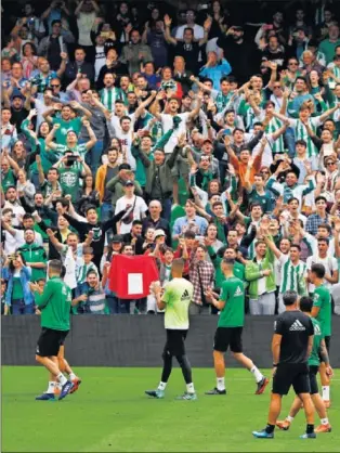  ??  ?? CINCO MIL BÉTICOS EN EL ENTRENAMIE­NTO. Setién abrió al público la sesión de ayer. Varios miles de aficionado­s animaron a sus hombres antes del derbi.