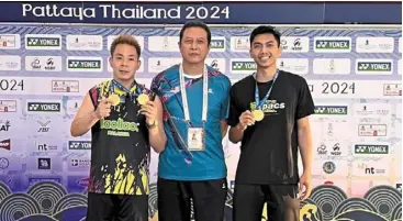  ?? ?? On top of the world: Cheah Liek Hou (left) and Fareez anuar (right) posing with coach nova armada after their wins yesterday.