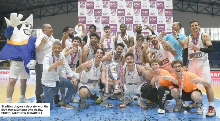  ?? PHOTO: MATTHEW MIRABELLI ?? Starlites players celebrate with the BOV Men's Division One trophy.