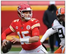  ?? (AP/Reed Hoffman) ?? Kansas City quarterbac­k Patrick Mahomes cleared the NFL’s concussion protocol Friday and will play for the Chiefs against the Buffalo Bills in the AFC Championsh­ip Game on Sunday.