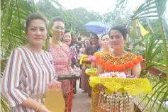  ??  ?? Members of Rumah Sigih women’s bureau, led by the chairwoman Elom Aling (second left) welcome Jamit and his entourage upon arrival.