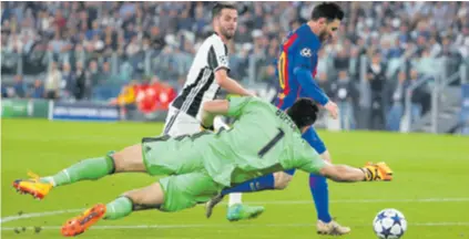  ??  ?? Buffon se mislio povući ako mu Messi ne zabije ni gol, no odustao je od ispunjenja obećanja