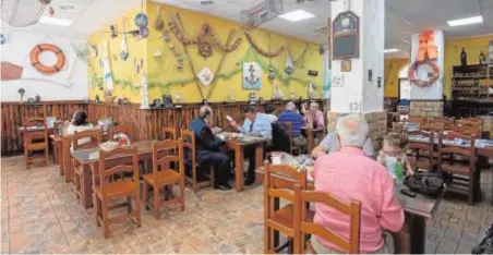  ?? VANESSA GÓMEZ ?? Ambiente marinero. El Arrecife ofrece consumir el pescado en mesa o para llevar a casa