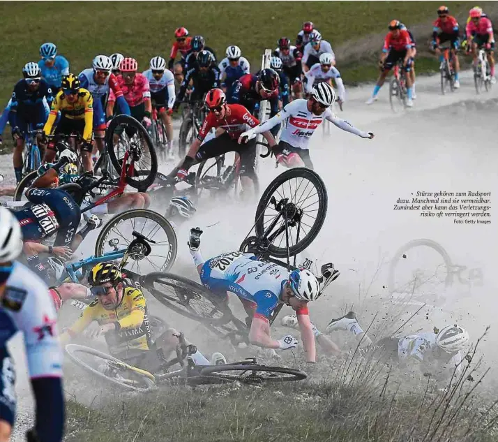  ?? Foto: Getty Images ?? Stürze gehören zum Radsport dazu. Manchmal sind sie vermeidbar. Zumindest aber kann das Verletzung­srisiko oft verringert werden.