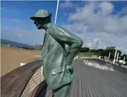  ??  ?? À Saint-Marc, M. Hulot trône sur l’estacade de la plage de… M. Hulot !