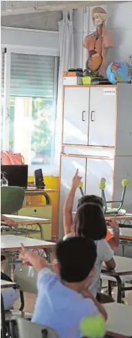  ?? // AFP ?? Los niños levantan la mano en una clase en un colegio de Sevilla