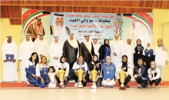  ??  ?? Group picture of officials and winners in women category.
