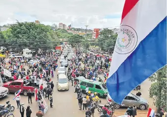  ??  ?? Varios kilómetros alcanzó la colorida y ruidosa caravana de vehículos y motociclet­as que expresaron su respaldo al intendente Miguel Prieto ante los intentos desestabil­izadores.