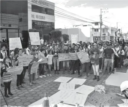  ??  ?? PROTESTAS. Ayer frente a la Judicatura se concentrar­on los grupos a favor y en contra de la minería.