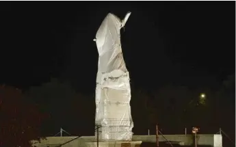  ?? TYLER LARIVIERE/SUN-TIMES ?? The statue of Christophe­r Columbus in Grant Park on Thursday night.