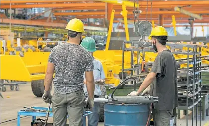  ?? ?? Cierre de turnos. Las automotric­es decidieron prolongar períodos de vacaciones.