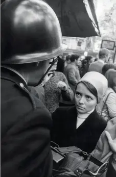  ??  ?? Une jeune femme toise un CRS lors d’une manifestat­ion, le 6 mai. Une surprenant­e résonance avec la célèbre photo de Daniel Cohn-Bendit narguant un CRS, prise le même jour.
