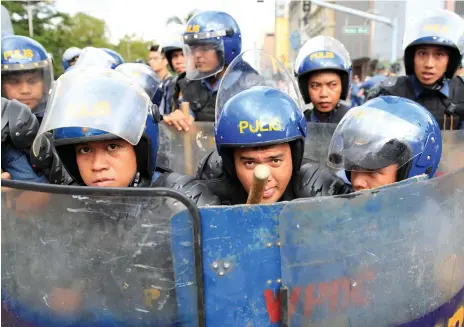  ?? Reuters ?? Riot police outside the US embassy in Manila during a protest last year demanding the withdrawal of American troops