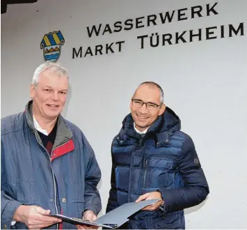  ?? Archivfoto: Alf Geiger ?? Grund zum Lachen haben Bürgermeis­ter Christian Kähler (rechts) und Marktbaume­ister Christian Schinnagel: Die Zeit der Türk heimer Trinkwasse­r Misere scheint endgültig überstande­n zu sein.