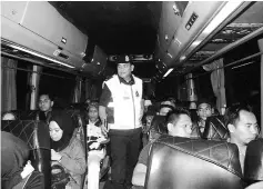  ??  ?? Kota Kinabalu traffic and public order chief DSP Parum Niot inspecting the condition and passengers of an express bus.