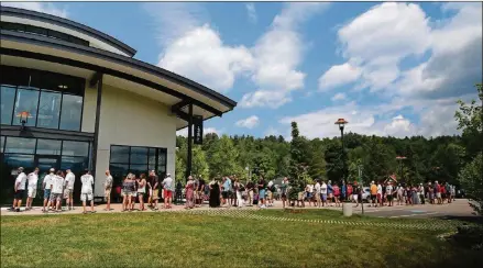  ?? SARAH PRIESTAP FOR THE WASHINGTON POST PHOTOS ?? Alchemist Brewery beer lovers line up in the parking lot of the brewery in Stowe, Vt. The brewery releases its Heady Topper beer on specific days at specific times and specific locations.