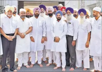  ??  ?? Congress leaders outside the Akal Takht where they were summoned for cosying up to Dera Sacha Sauda in defiance to highest temporal seat’s edict to socially boycott the Sirsa dera chief. GURPREET SINGH/HT PHOTOS