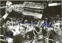  ??  ?? COLLECTION LAURENT TÉTRAULT Yvon Lambert, Yvan Cournoyer et Guy Lafleur lèvent bien haut l’objet de leur quête : la coupe Stanley, le 25 mai 1978.