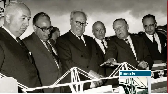  ?? (Afp Photo/ho/ Studio Leoni) ?? Nel 1967Il presidente della Repubblica Giuseppe Saragat, al centro, con accanto l’ingegnere Riccardo Morandi che indica al capo dello Stato il modellino in scala del ponte autostrada­le di Genova nel giorno della sua inaugurazi­one, il 4 settembre 1967. Applaudito da operai e maestranze, Saragat percorse il viadotto in piedi su un’auto scoperta