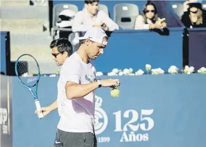  ?? Àlex Ga  ia ?? Rafael Nadal, días atrás, durante un entrenamie­nto en el RCTB