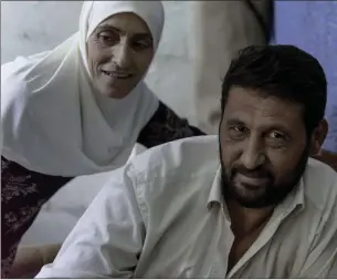  ??  ?? HUSTRUFöRM­EDLARE. Abo Hanin och hans hustru Zahra hjälper turkiska män att hitta syriska fruar.