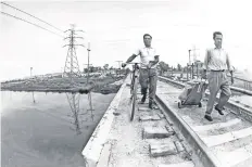  ??  ?? “Agua, drenaje, pavimento y demás servicios urbanos faltan en más de 60 colonias de Ecatepec”, se lee en el reverso de esta fotografía tomada en 1992.