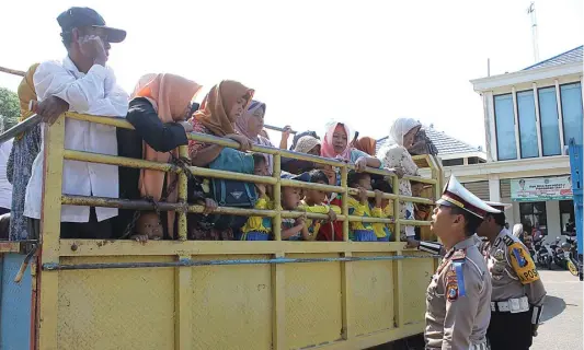  ?? SUGENG DWI NURCAHYO/JAWA POS RADAR PACITAN ?? BAHAYA: Polisi meminta para penumpang truk yang terdiri atas siswa TK dan orang tua untuk turun setelah terjaring Operasi Patuh Semeru 2018 kemarin.