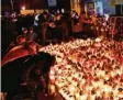  ?? Foto: dpa ?? Viele Menschen trauern im polnischen Koszalin um die Brandopfer.