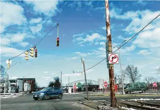  ?? Cassandra Day/Hearst Connecticu­t Media ?? The state Department of Transporta­tion is working on plans to remove the traffic signals at two Middletown highway exits. The DOT says it will make the area safer for motorists who travel on Route 9 North and South in downtown Middletown.