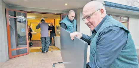  ?? Photo / Warren Buckland ?? Volunteers Richard Mayhead (left) and Allan James pitch in to help Hawke’s Bay Cancer Society move out of its Nelson St, Hastings premises.