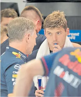  ?? REUTERS ?? ¿Juntos o enfrentado­s? Horner y Verstappen, en Red Bull.